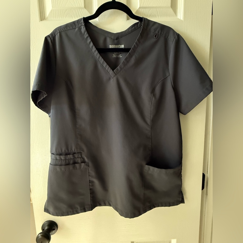 Momentum by maevn scrub top- dark grey